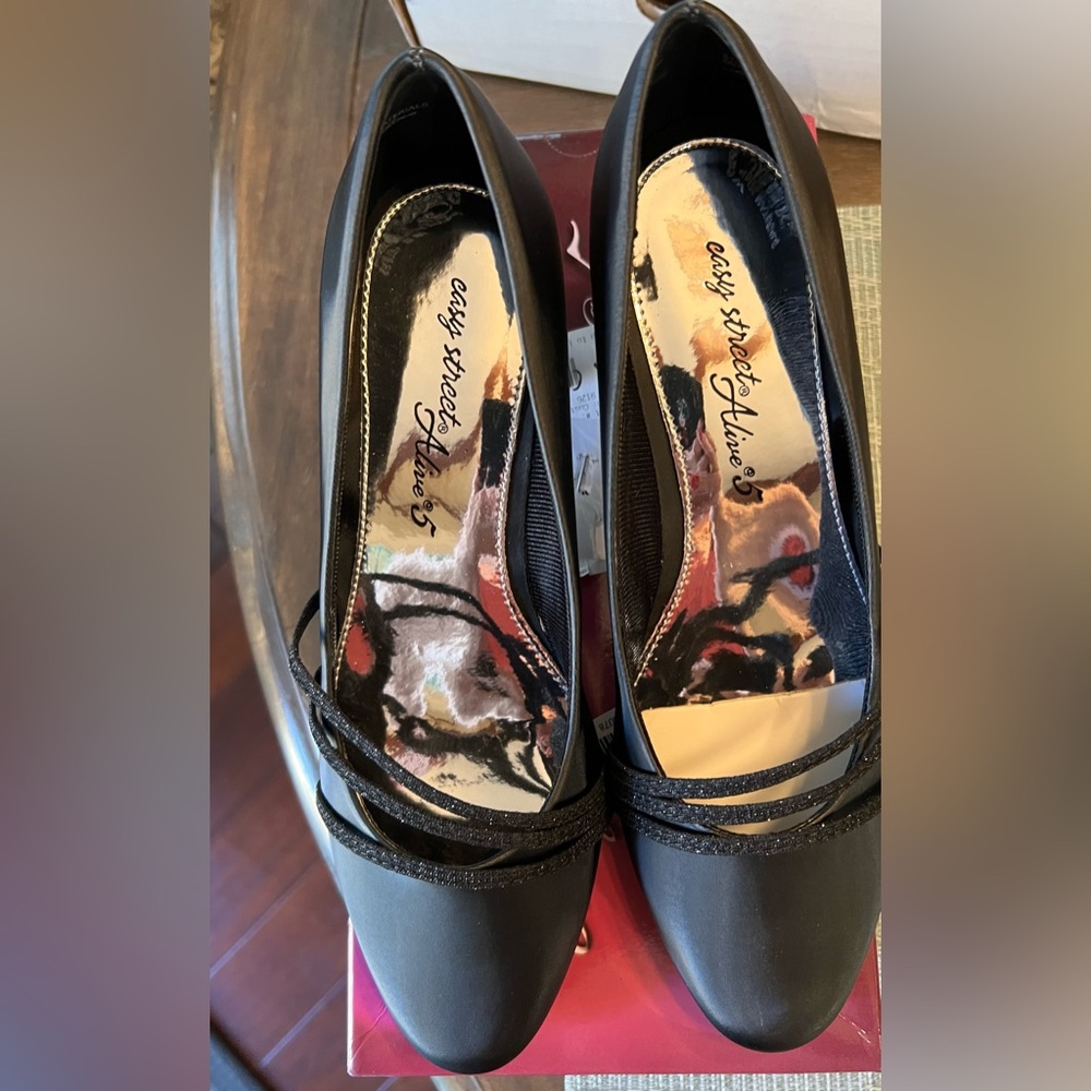 Easy Street - New in Box - 8 Wide - Black Pumps 2” heals